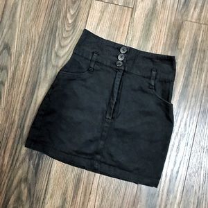 3-button high-waisted mini skirt
